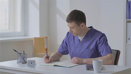 Доктор составляет медицинское заключение для пациента